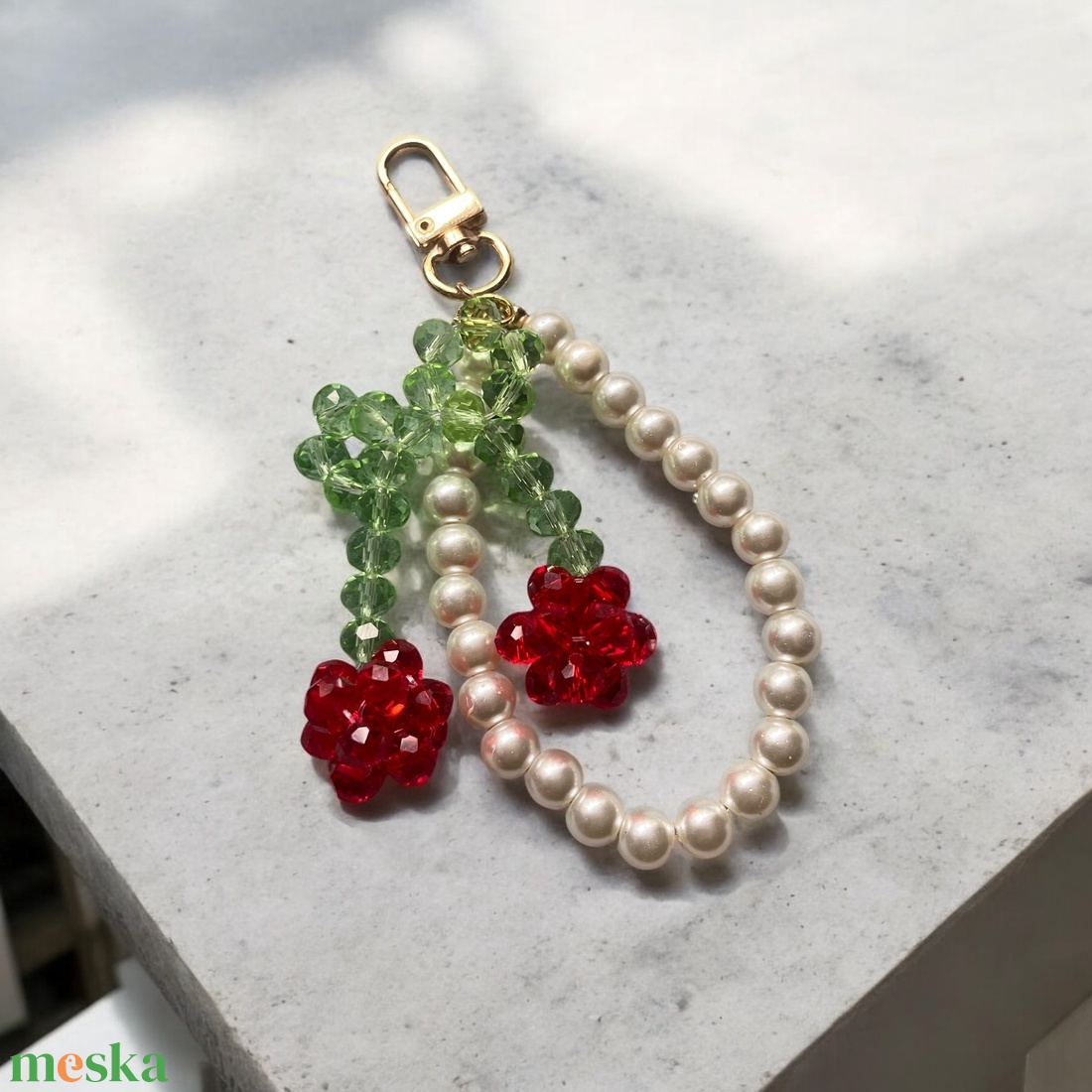 Gyümölcsös Elegancia - táskadísz és akasztó, fehér gyöngyös csuklópánt, gyöngyből fűzött cseresznye formájú dísz, egydi  - táska & tok - kulcstartó & táskadísz - táskaakasztó - Meska.hu