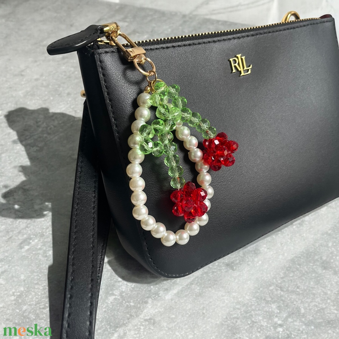 Gyümölcsös Elegancia - táskadísz és akasztó, fehér gyöngyös csuklópánt, gyöngyből fűzött cseresznye formájú dísz, egydi  - táska & tok - kulcstartó & táskadísz - táskaakasztó - Meska.hu