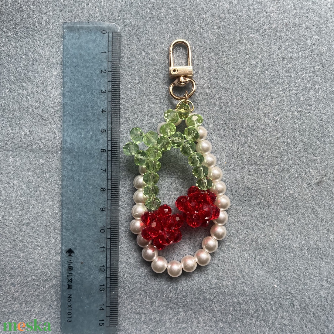 Gyümölcsös Elegancia - táskadísz és akasztó, fehér gyöngyös csuklópánt, gyöngyből fűzött cseresznye formájú dísz, egydi  - táska & tok - kulcstartó & táskadísz - táskaakasztó - Meska.hu