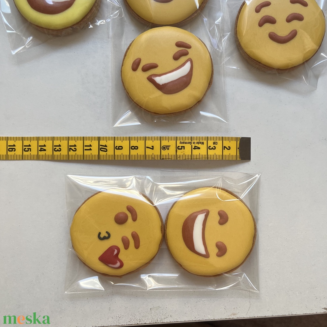 Emoji és smiley dekor mézeskalácsok - otthon & életmód - dekoráció - dísztárgy - Meska.hu