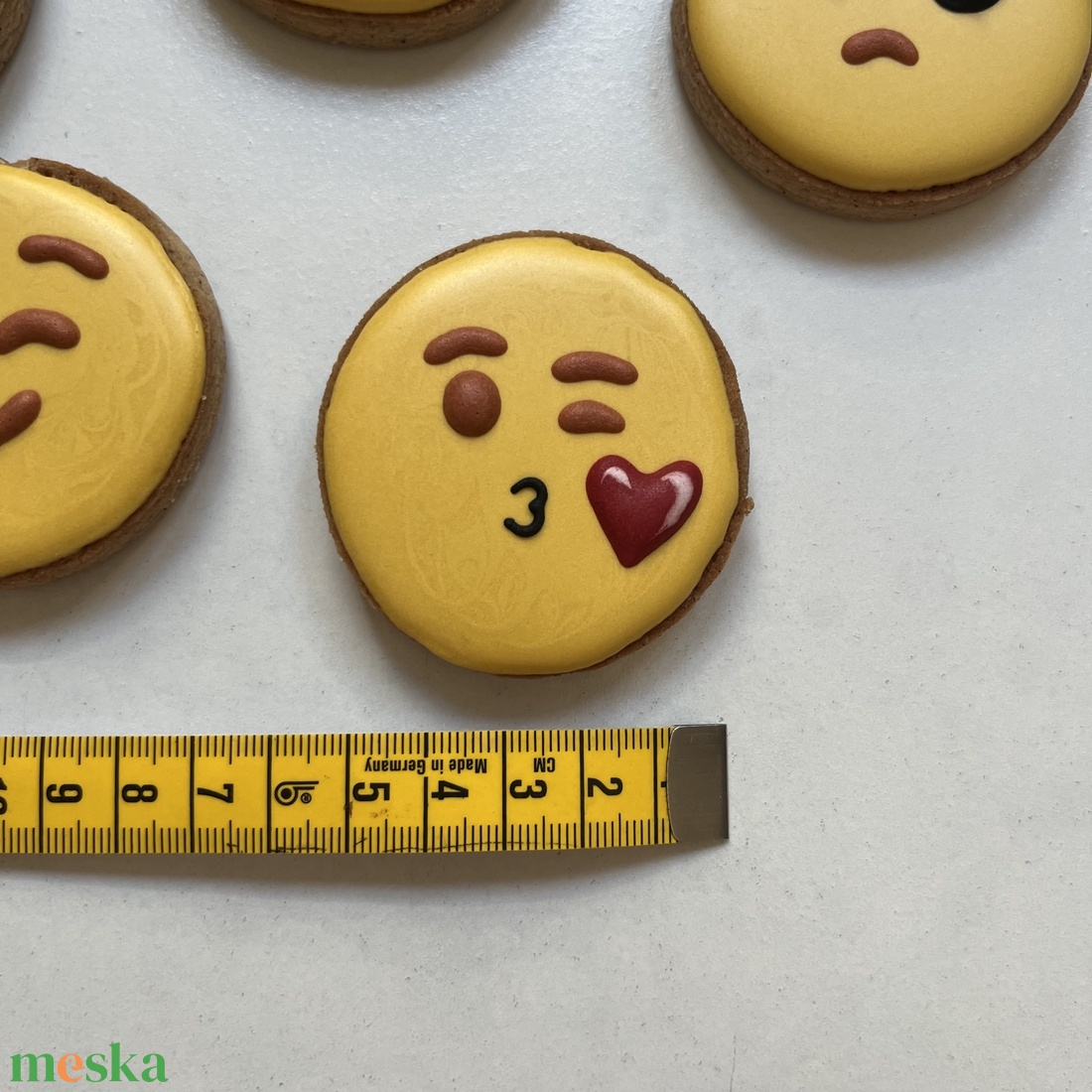 Emoji és smiley dekor mézeskalácsok - otthon & életmód - dekoráció - dísztárgy - Meska.hu