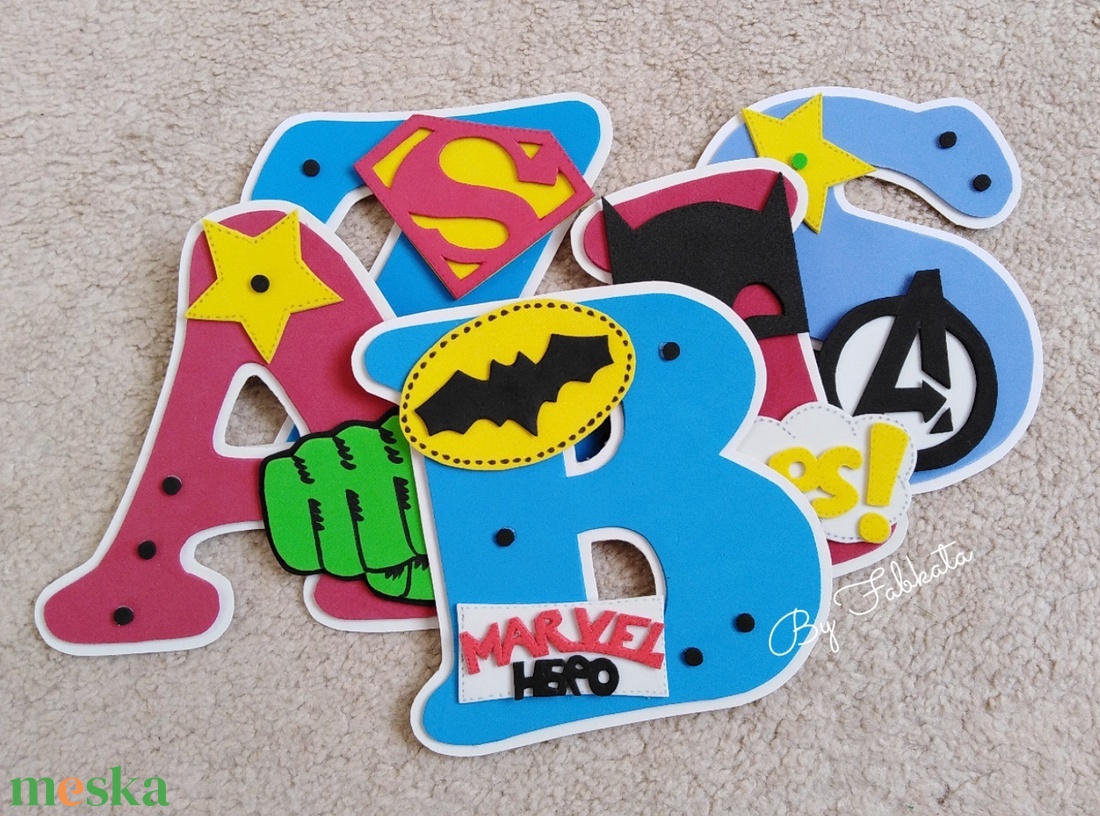 Szuperhős, bosszúállók mintás dekorgumi babanév falmatrica 15cm  - otthon & életmód - dekoráció - fali és függő dekoráció - betű & név - Meska.hu
