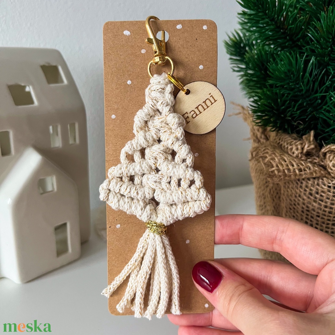 Névre szóló csillogó fenyőfa kulcstartó, egyedi feliratos natúr-arany színű makramé kulcstartó karácsonyi ajándék - táska & tok - kulcstartó & táskadísz - kulcstartó - Meska.hu Névre szóló csillogó fenyőfa kulcstartó, egyedi feliratos natúr-arany színű makramé kulcstartó karácsonyi ajándék - táska & tok - kulcstartó & táskadísz - kulcstartó - Meska.hu
