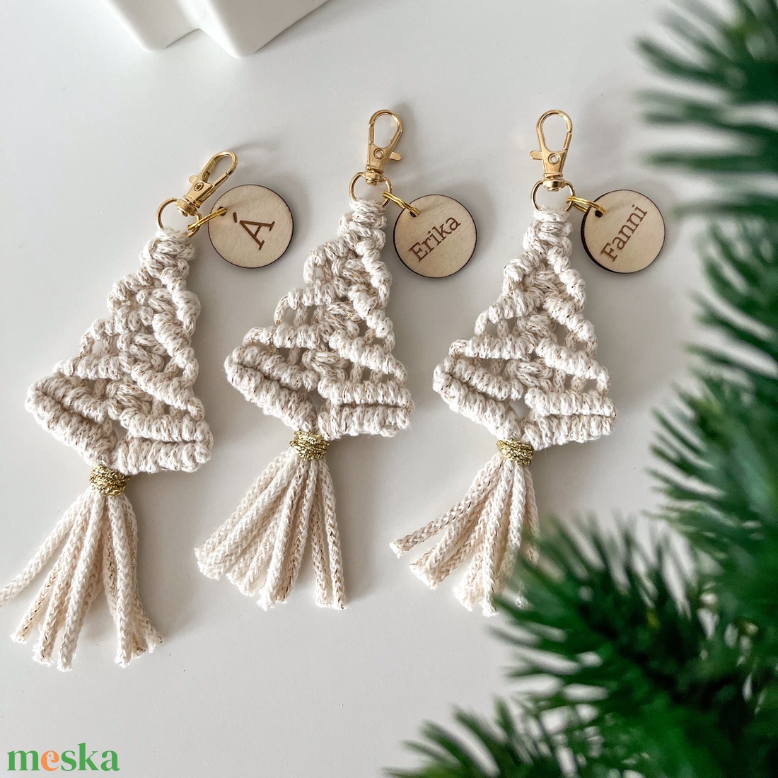 Névre szóló csillogó fenyőfa kulcstartó, egyedi feliratos natúr-arany színű makramé kulcstartó karácsonyi ajándék - táska & tok - kulcstartó & táskadísz - kulcstartó - Meska.hu Névre szóló csillogó fenyőfa kulcstartó, egyedi feliratos natúr-arany színű makramé kulcstartó karácsonyi ajándék - táska & tok - kulcstartó & táskadísz - kulcstartó - Meska.hu