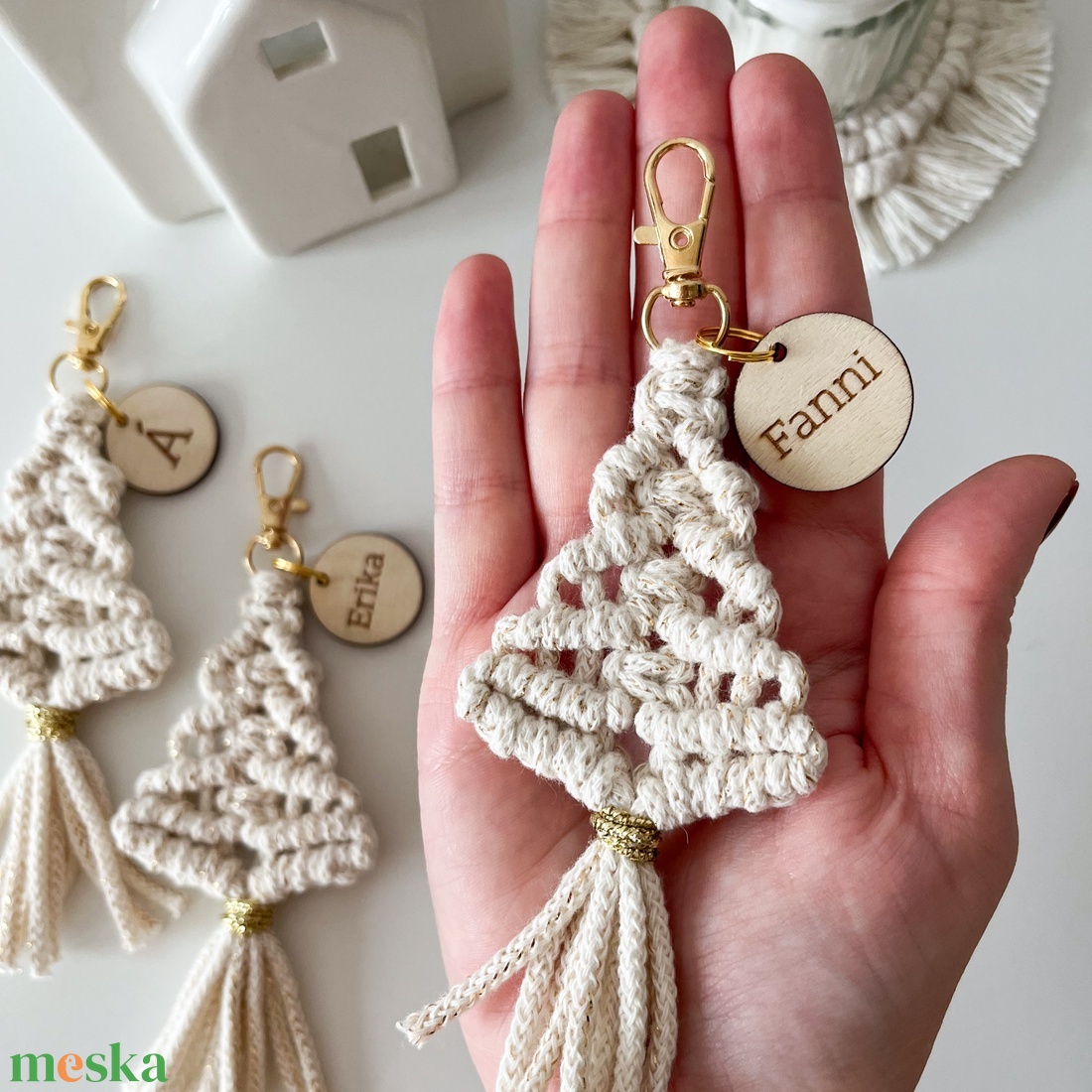 Névre szóló csillogó fenyőfa kulcstartó, egyedi feliratos natúr-arany színű makramé kulcstartó karácsonyi ajándék - táska & tok - kulcstartó & táskadísz - kulcstartó - Meska.hu Névre szóló csillogó fenyőfa kulcstartó, egyedi feliratos natúr-arany színű makramé kulcstartó karácsonyi ajándék - táska & tok - kulcstartó & táskadísz - kulcstartó - Meska.hu