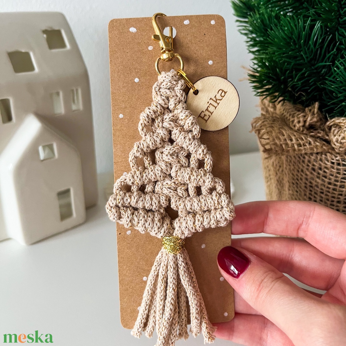 Névre szóló csillogó fenyőfa kulcstartó, egyedi feliratos bézs-arany színű makramé kulcstartó karácsonyi ajándék - táska & tok - kulcstartó & táskadísz - kulcstartó - Meska.hu