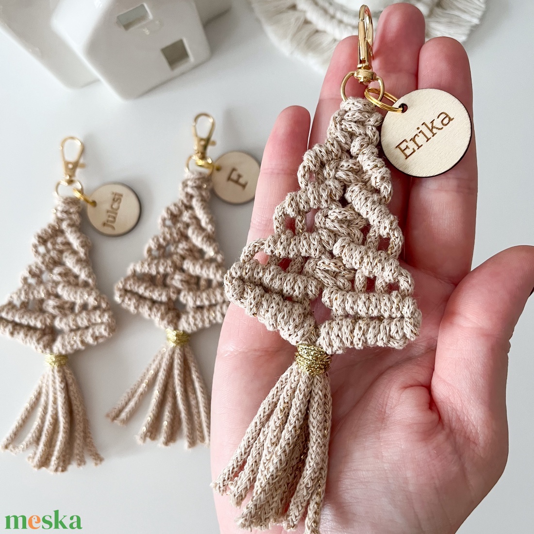 Névre szóló csillogó fenyőfa kulcstartó, egyedi feliratos bézs-arany színű makramé kulcstartó karácsonyi ajándék - táska & tok - kulcstartó & táskadísz - kulcstartó - Meska.hu