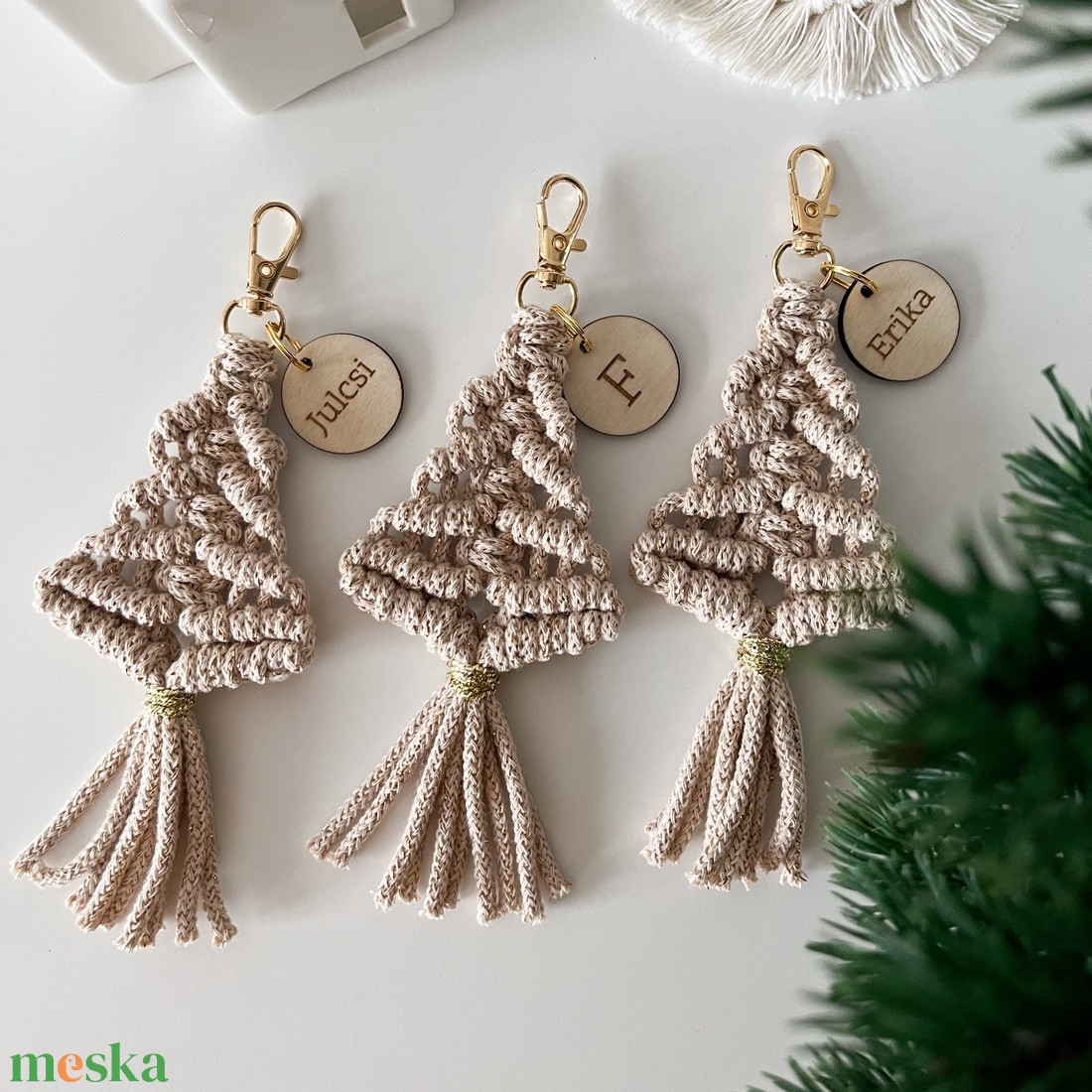 Névre szóló csillogó fenyőfa kulcstartó, egyedi feliratos bézs-arany színű makramé kulcstartó karácsonyi ajándék - táska & tok - kulcstartó & táskadísz - kulcstartó - Meska.hu