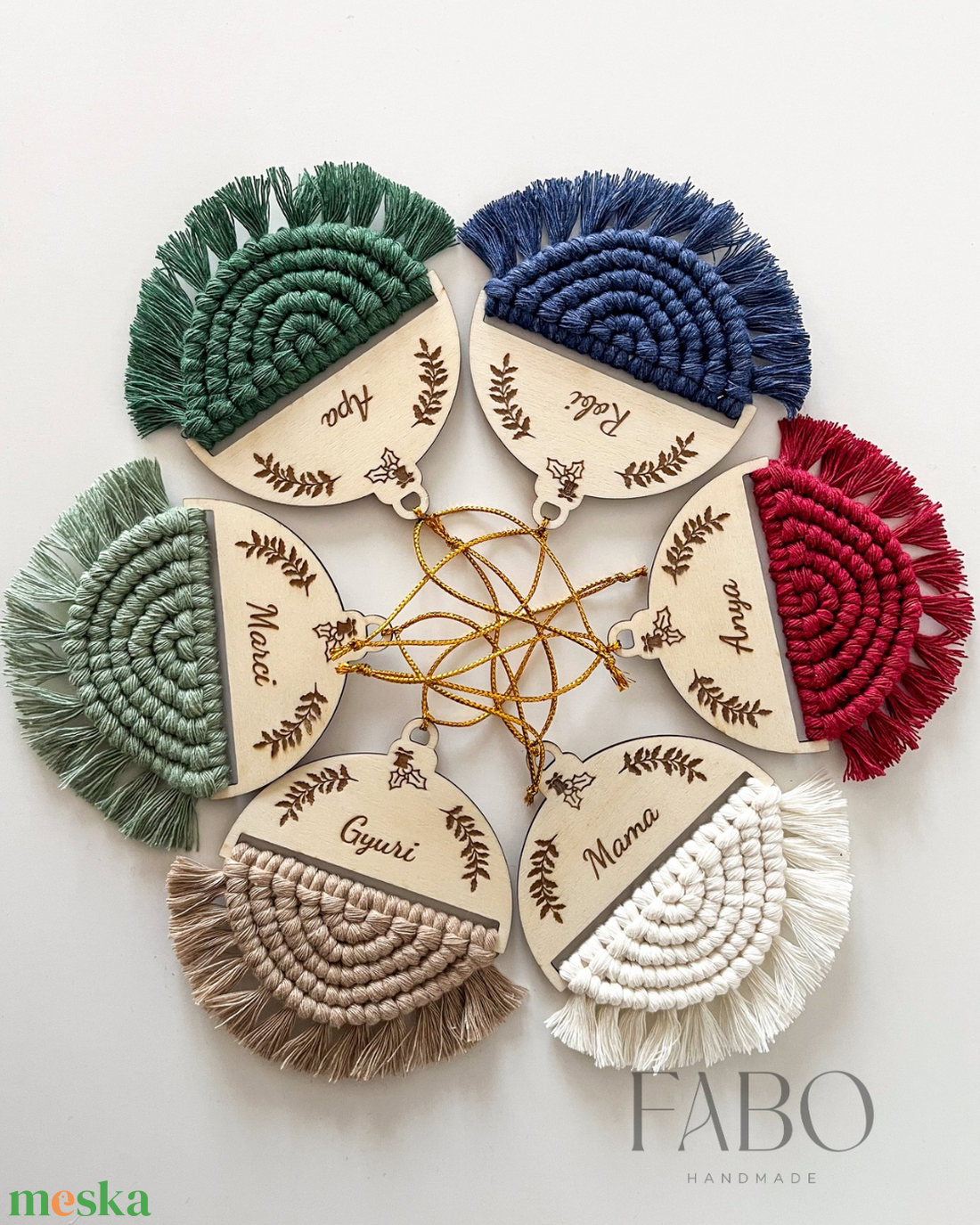 Egyedi, névre szóló kétoldalas makramé karácsonyfadísz, bézs színű fonalból, személyre szóló karácsonyi ajándék - karácsony - karácsonyi lakásdekoráció - karácsonyfadíszek - Meska.hu