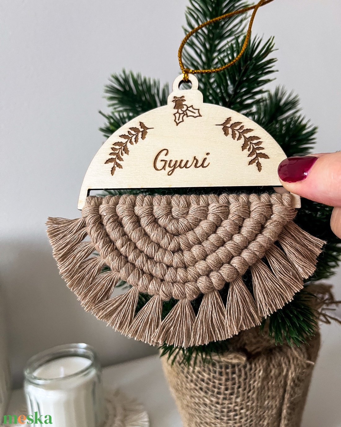 Egyedi, névre szóló kétoldalas makramé karácsonyfadísz, bézs színű fonalból, személyre szóló karácsonyi ajándék - karácsony - karácsonyi lakásdekoráció - karácsonyfadíszek - Meska.hu