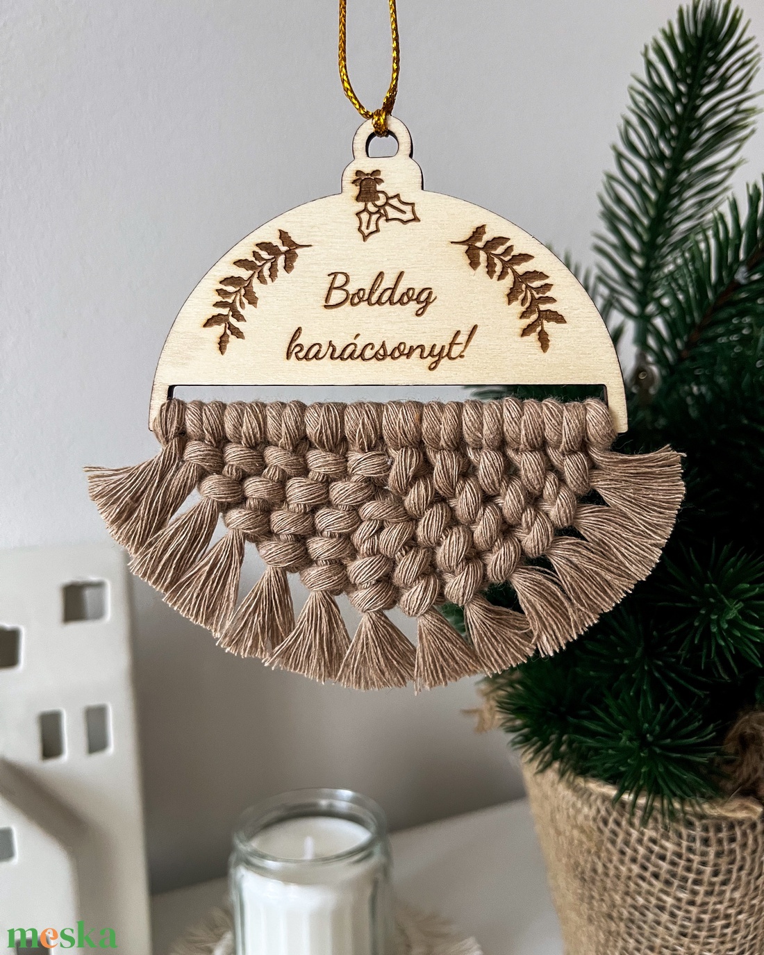 Egyedi, névre szóló kétoldalas makramé karácsonyfadísz, bézs színű fonalból, személyre szóló karácsonyi ajándék - karácsony - karácsonyi lakásdekoráció - karácsonyfadíszek - Meska.hu