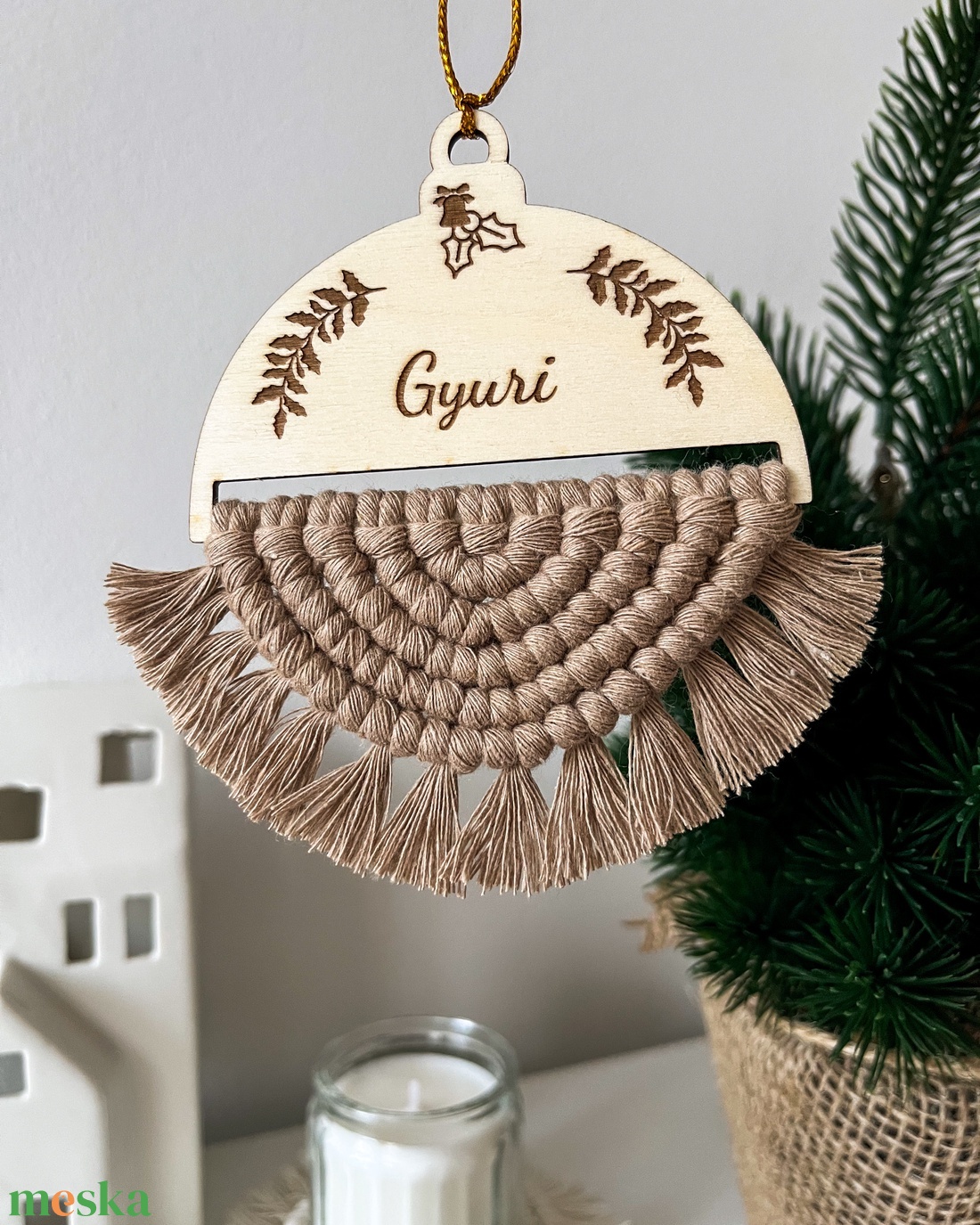 Egyedi, névre szóló kétoldalas makramé karácsonyfadísz, bézs színű fonalból, személyre szóló karácsonyi ajándék - karácsony - karácsonyi lakásdekoráció - karácsonyfadíszek - Meska.hu