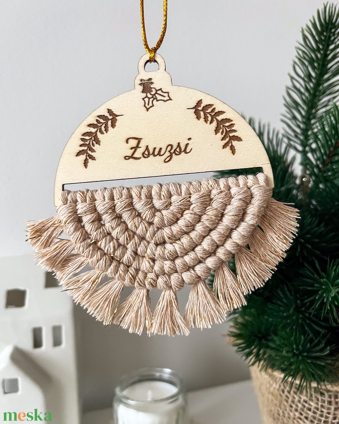 Csillogó, névre szóló makramé karácsonyfadísz, bézs-arany színű fonalból, személyre szóló karácsonyi ajándék - karácsony - karácsonyi lakásdekoráció - karácsonyfadíszek - Meska.hu
