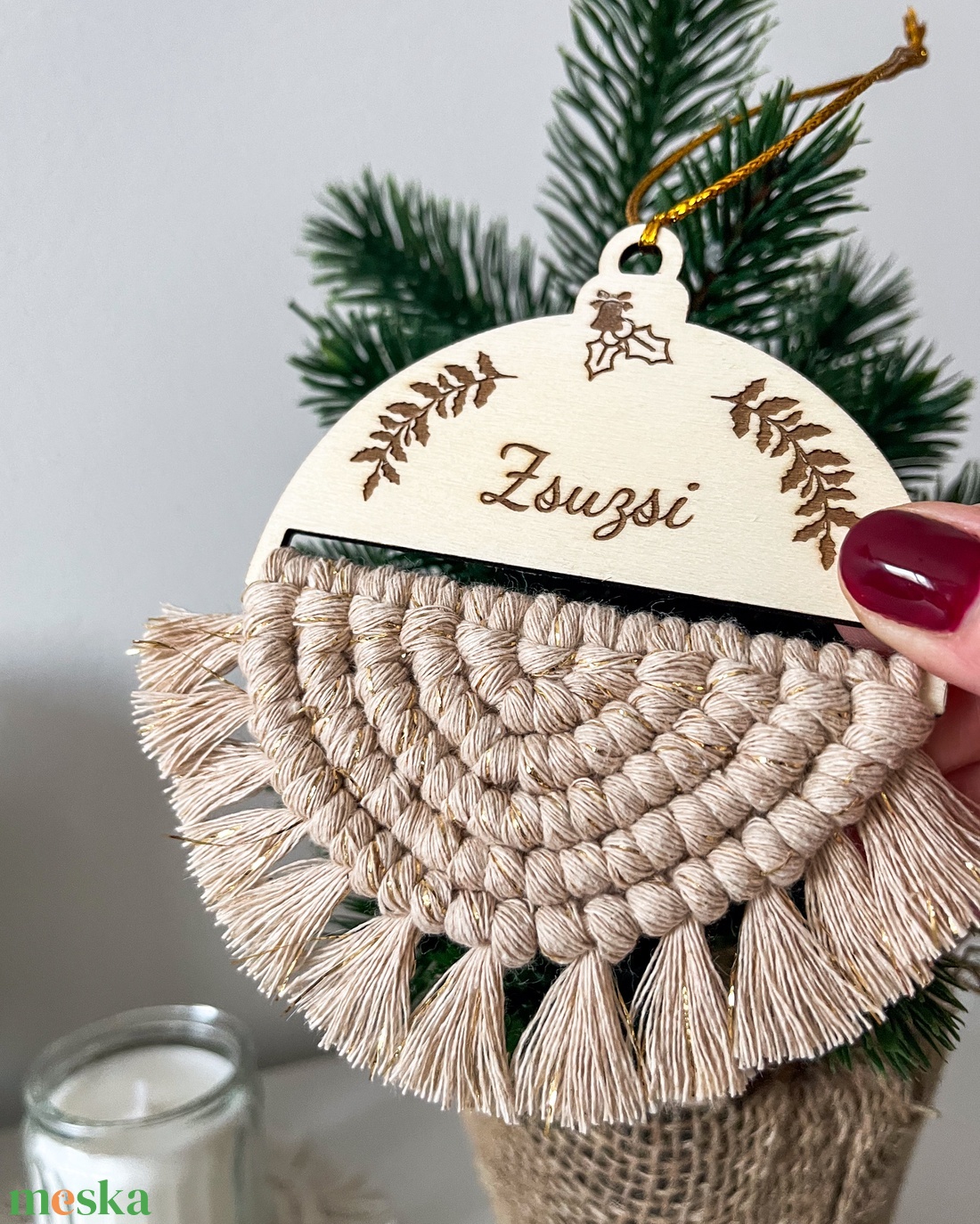 Csillogó, névre szóló makramé karácsonyfadísz, bézs-arany színű fonalból, személyre szóló karácsonyi ajándék - karácsony - karácsonyi lakásdekoráció - karácsonyfadíszek - Meska.hu