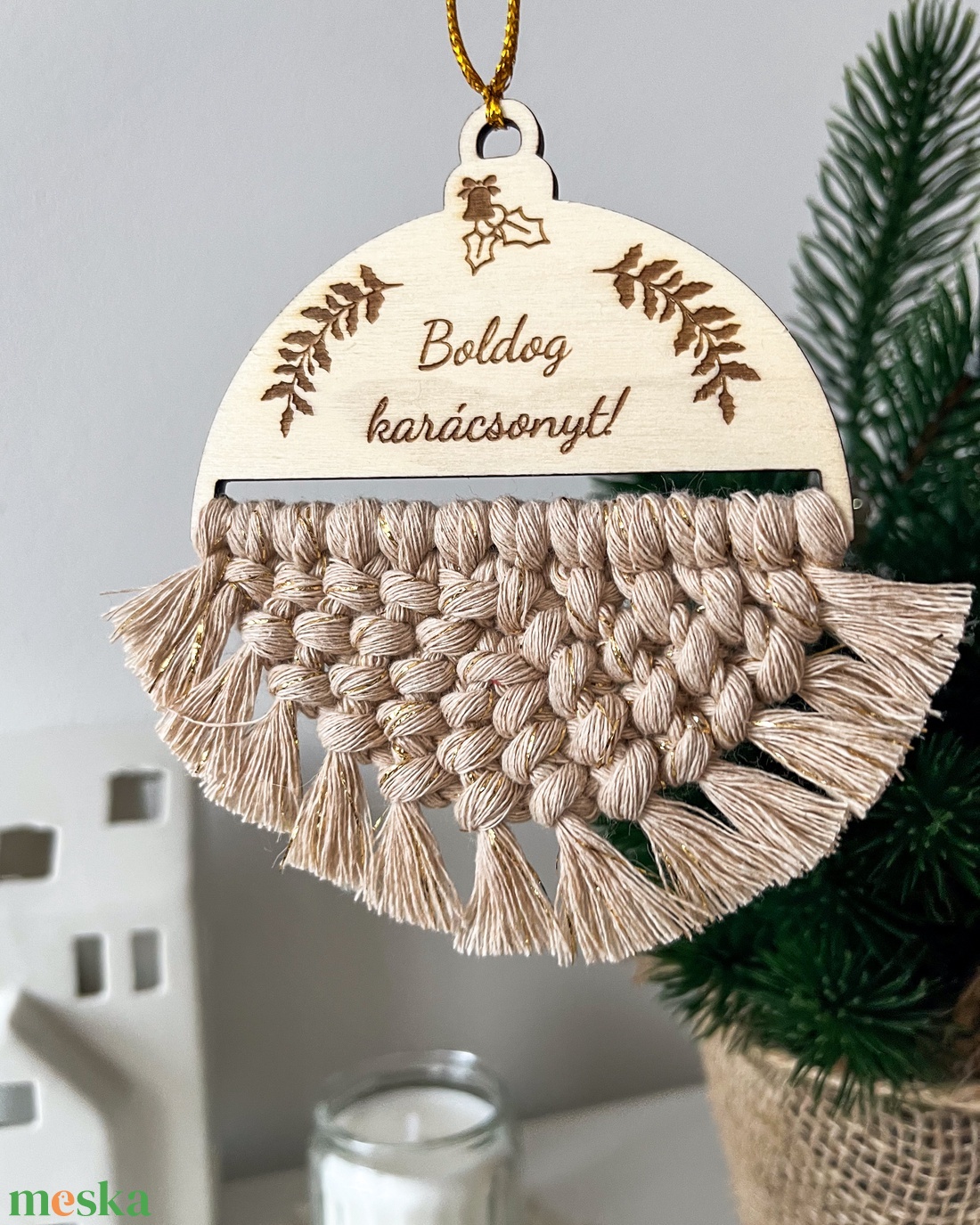 Csillogó, névre szóló makramé karácsonyfadísz, bézs-arany színű fonalból, személyre szóló karácsonyi ajándék - karácsony - karácsonyi lakásdekoráció - karácsonyfadíszek - Meska.hu