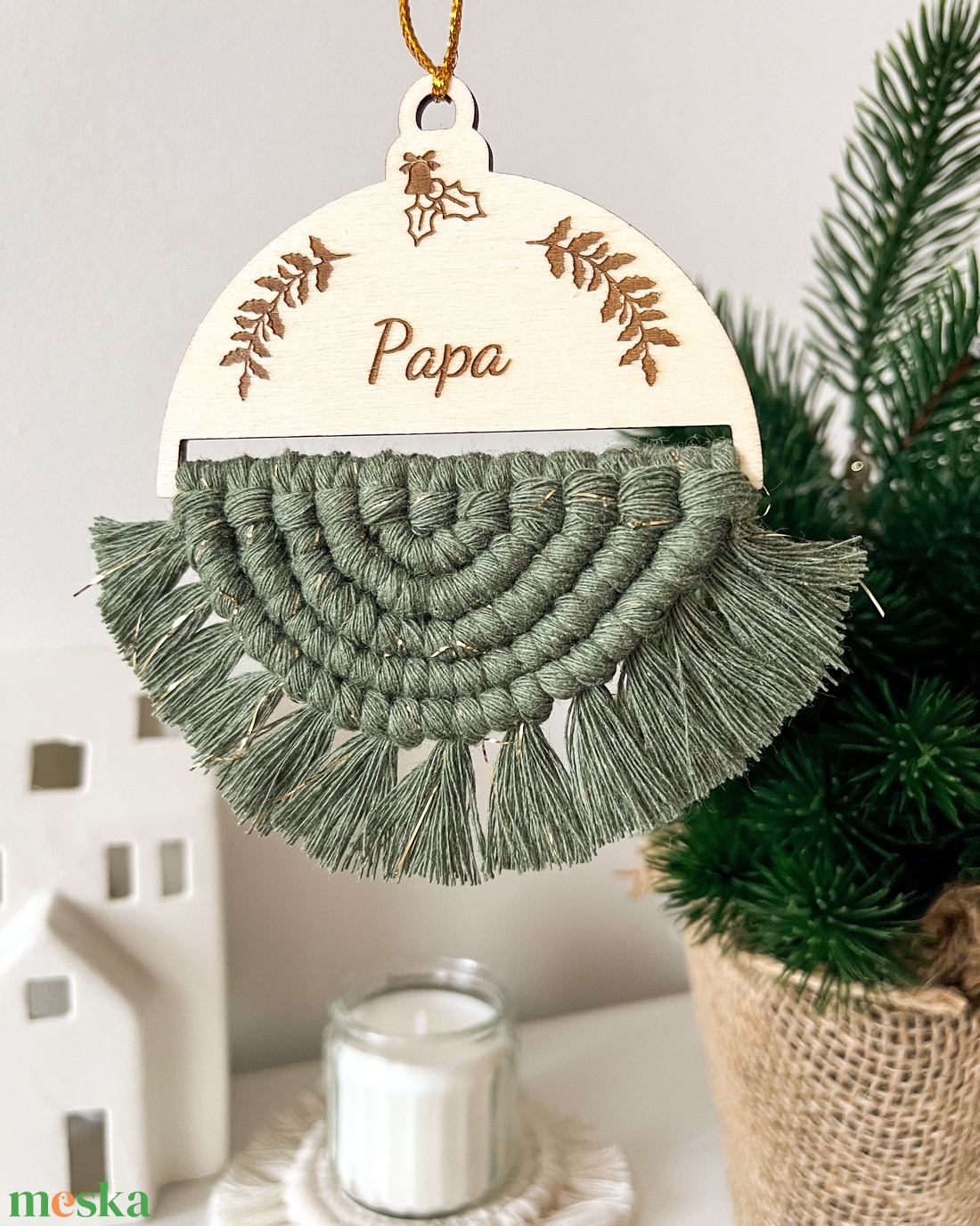 Csillogó, névre szóló makramé karácsonyfadísz, zöld-arany színű fonalból, személyre szóló karácsonyi ajándék - karácsony - karácsonyi lakásdekoráció - karácsonyfadíszek - Meska.hu