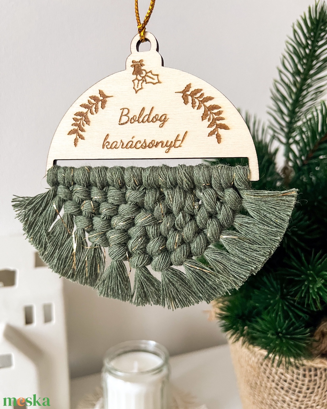 Csillogó, névre szóló makramé karácsonyfadísz, zöld-arany színű fonalból, személyre szóló karácsonyi ajándék - karácsony - karácsonyi lakásdekoráció - karácsonyfadíszek - Meska.hu