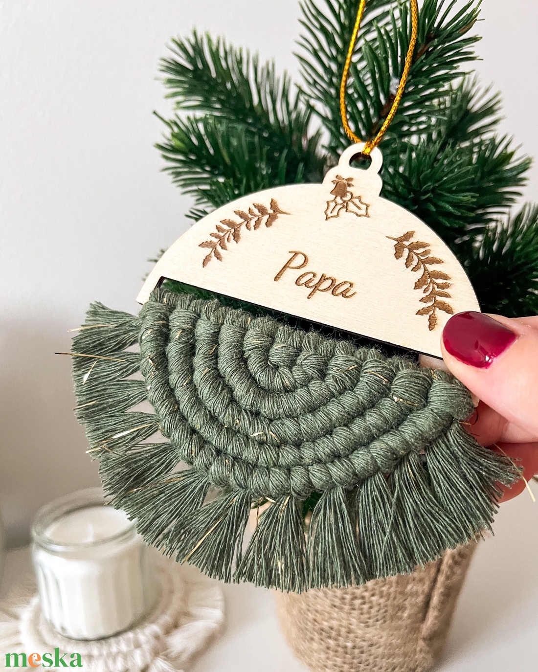 Csillogó, névre szóló makramé karácsonyfadísz, zöld-arany színű fonalból, személyre szóló karácsonyi ajándék - karácsony - karácsonyi lakásdekoráció - karácsonyfadíszek - Meska.hu