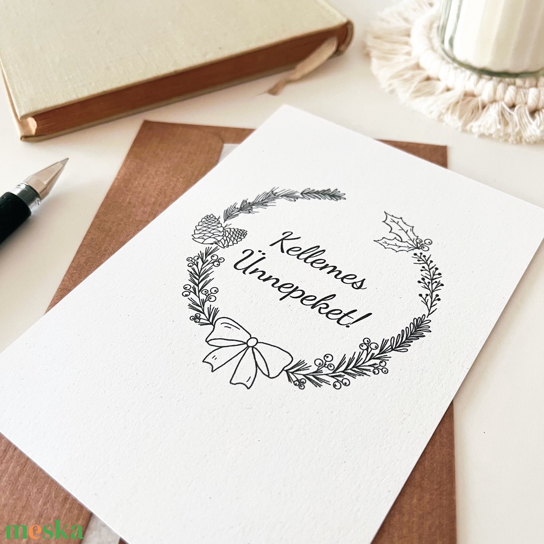 Karácsonyi képeslap koszorú mintával (A6-os), újrahasznosított papírra nyomtatva, borítékkal - otthon & életmód - papír, írószer - ajándékozás kellékei - képeslap, üdvözlőlap - Meska.hu
