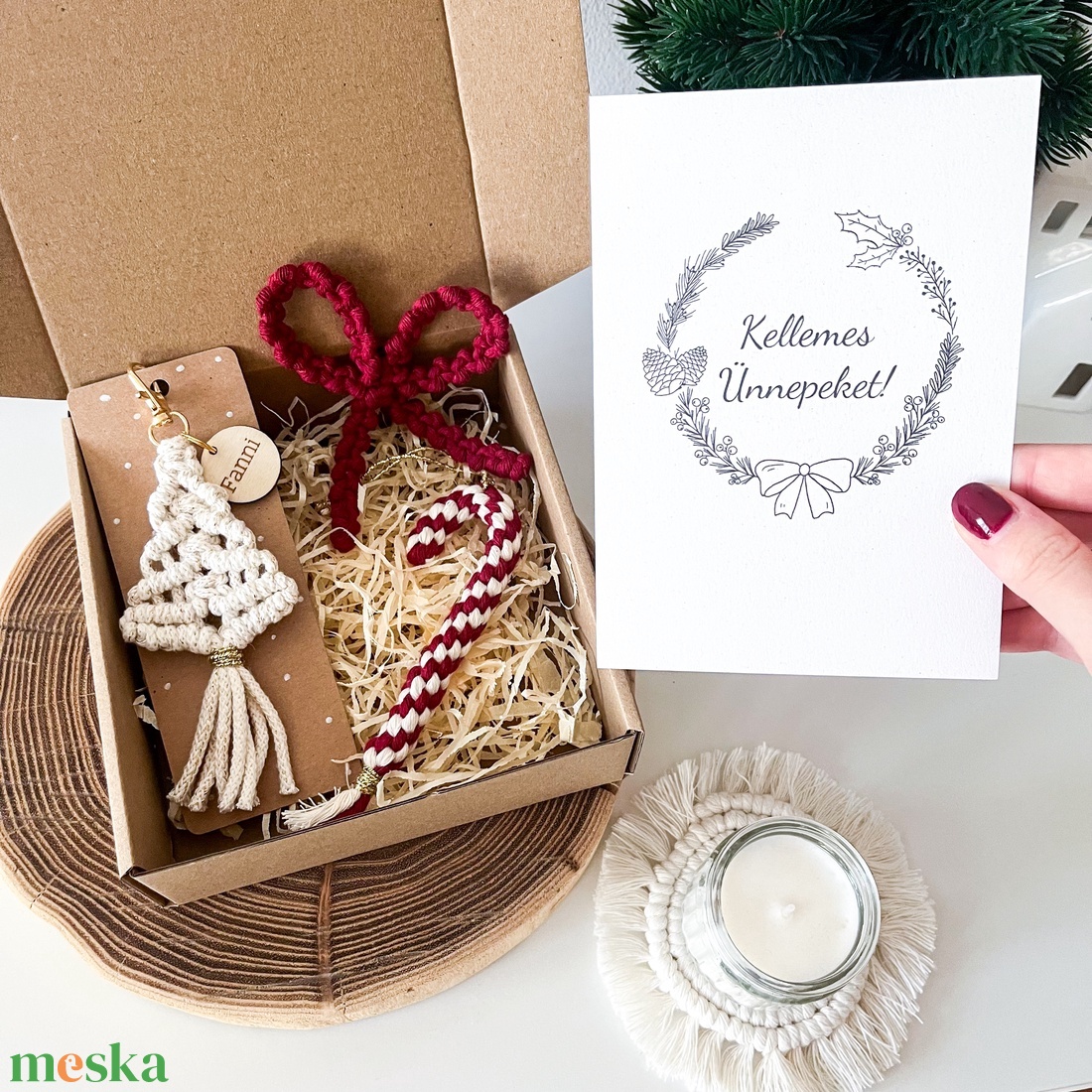Karácsonyi ajándékcsomag, piros-natúr színben: Névre szóló fenyőfa kulcstartó, masni és cukorka dísz, ünnepi képeslap - karácsony - karácsonyi ajándékozás - karácsonyi ajándékcsomagolás - Meska.hu