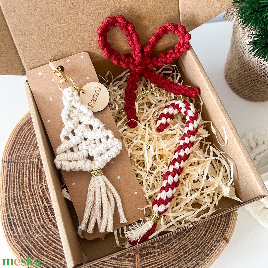 Karácsonyi ajándékcsomag, piros-natúr színben: Névre szóló fenyőfa kulcstartó, masni és cukorka dísz, ünnepi képeslap - karácsony - karácsonyi ajándékozás - karácsonyi ajándékcsomagolás - Meska.hu