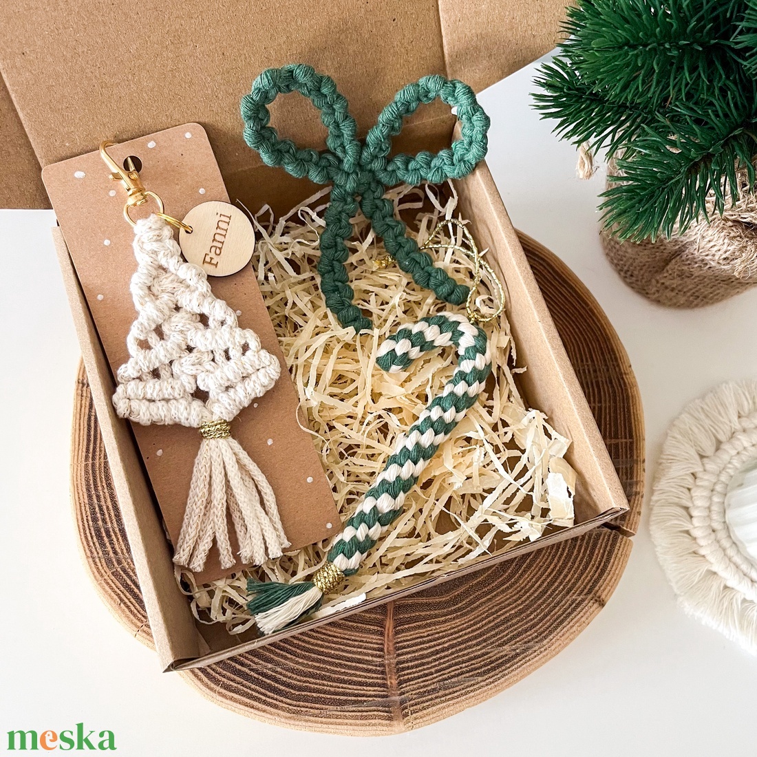 Karácsonyi ajándékcsomag, zöld-natúr színben: Névre szóló fenyőfa kulcstartó, cukorka és masni dísz, ünnepi képeslap - karácsony - karácsonyi ajándékozás - karácsonyi ajándékcsomagolás - Meska.hu
