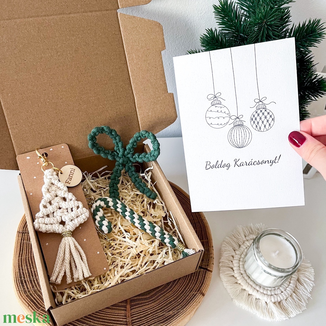Karácsonyi ajándékcsomag, zöld-natúr színben: Névre szóló fenyőfa kulcstartó, cukorka és masni dísz, ünnepi képeslap - karácsony - karácsonyi ajándékozás - karácsonyi ajándékcsomagolás - Meska.hu
