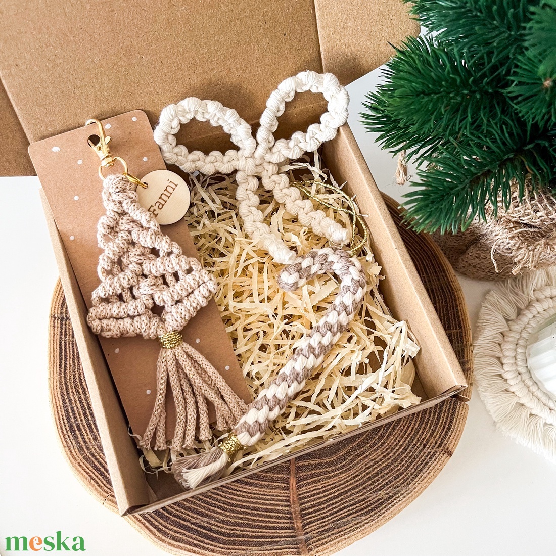 Karácsonyi ajándékcsomag, natúr-bézs színben: Névre szóló fenyőfa kulcstartó, masni és cukorka dísz, ünnepi képeslap - karácsony - karácsonyi ajándékozás - karácsonyi ajándékcsomagolás - Meska.hu