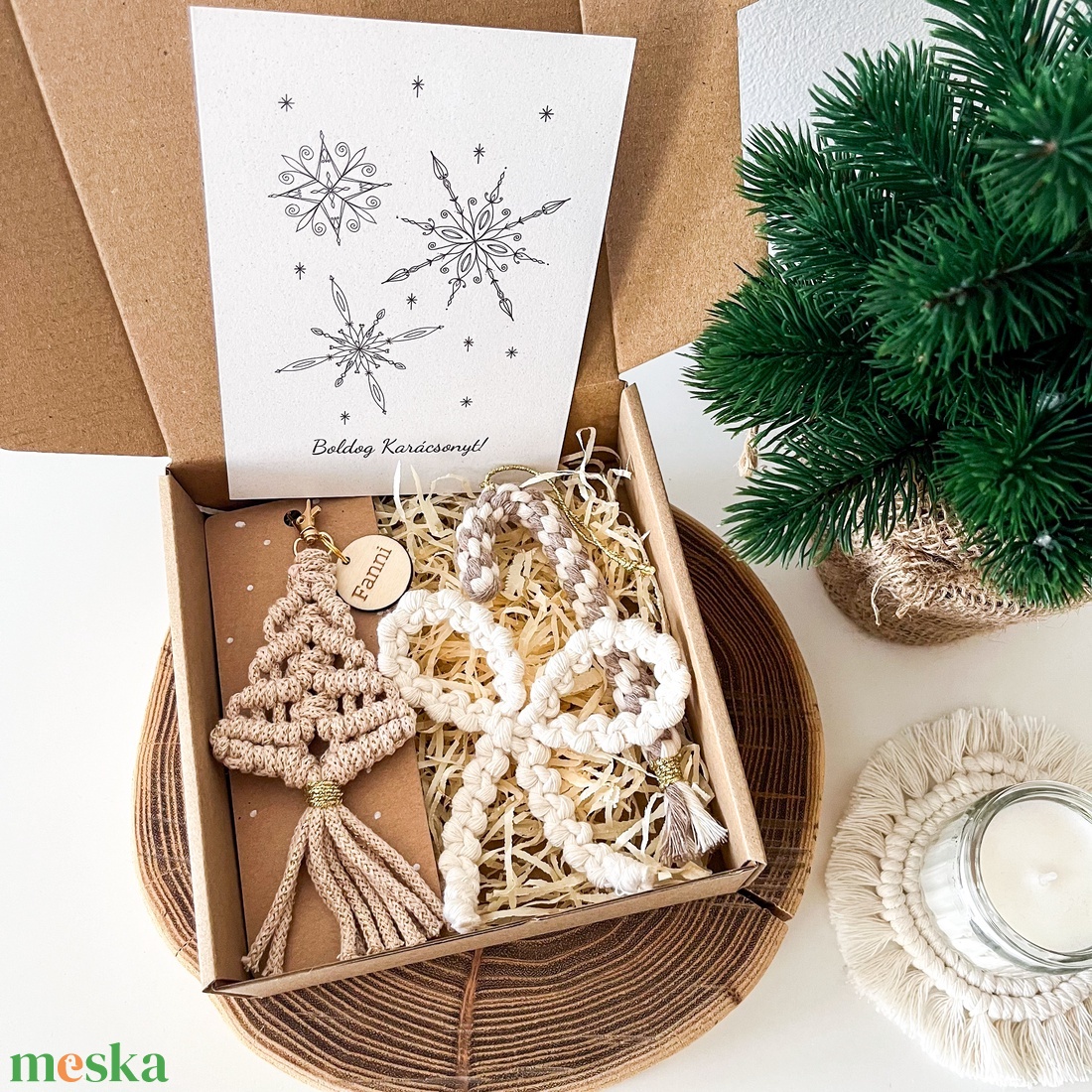 Karácsonyi ajándékcsomag, natúr-bézs színben: Névre szóló fenyőfa kulcstartó, masni és cukorka dísz, ünnepi képeslap - karácsony - karácsonyi ajándékozás - karácsonyi ajándékcsomagolás - Meska.hu