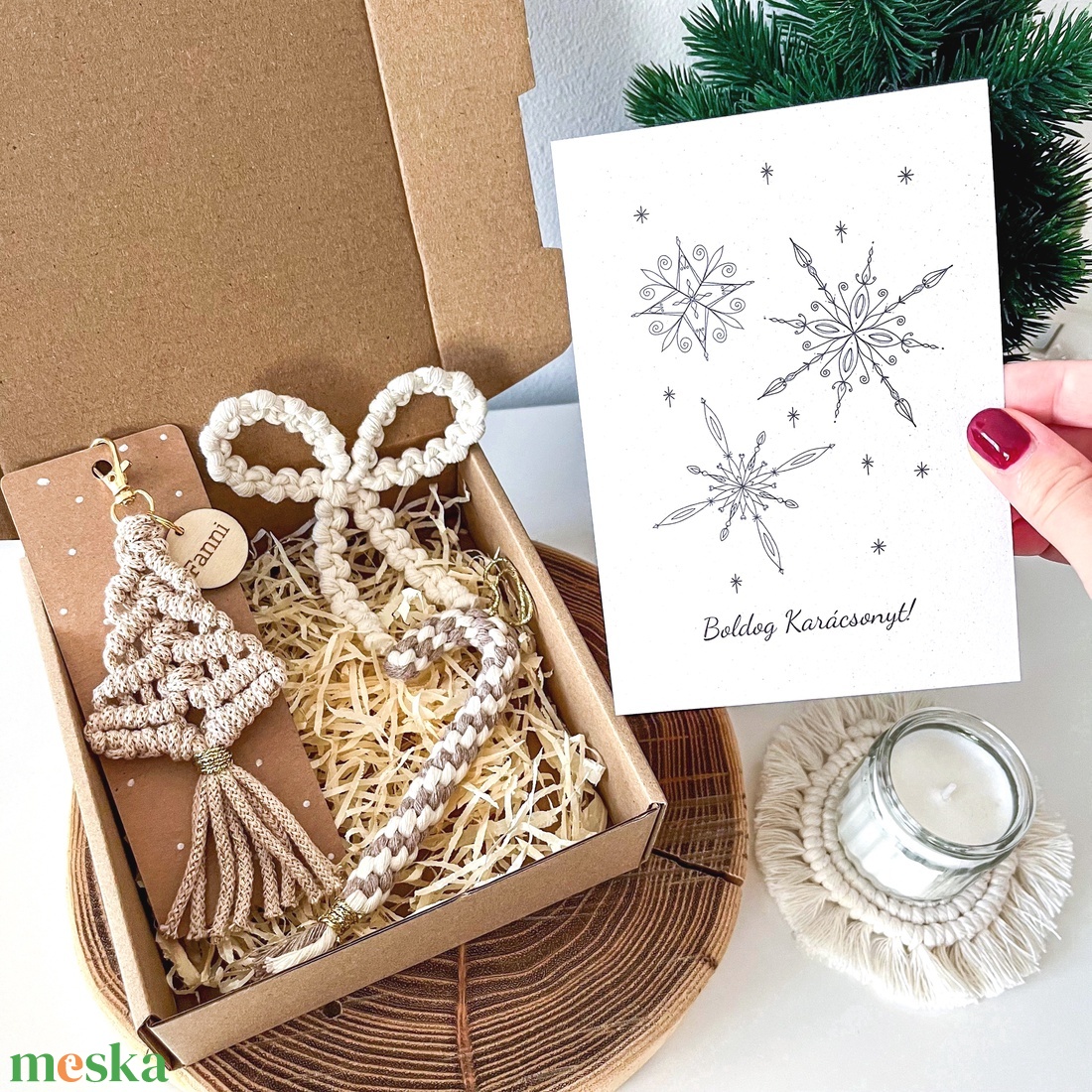 Karácsonyi ajándékcsomag, natúr-bézs színben: Névre szóló fenyőfa kulcstartó, masni és cukorka dísz, ünnepi képeslap - karácsony - karácsonyi ajándékozás - karácsonyi ajándékcsomagolás - Meska.hu