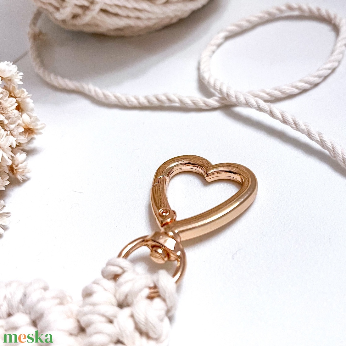 Natúr-arany makramé szív kulcstartó, egyedi képeslappal - táska & tok - kulcstartó & táskadísz - kulcstartó - Meska.hu