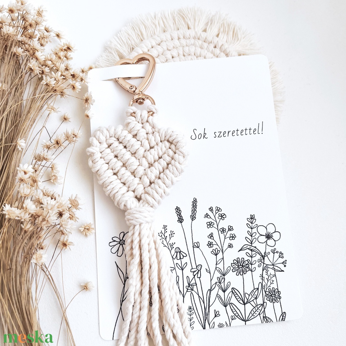 Natúr-arany makramé szív kulcstartó, egyedi képeslappal - táska & tok - kulcstartó & táskadísz - kulcstartó - Meska.hu