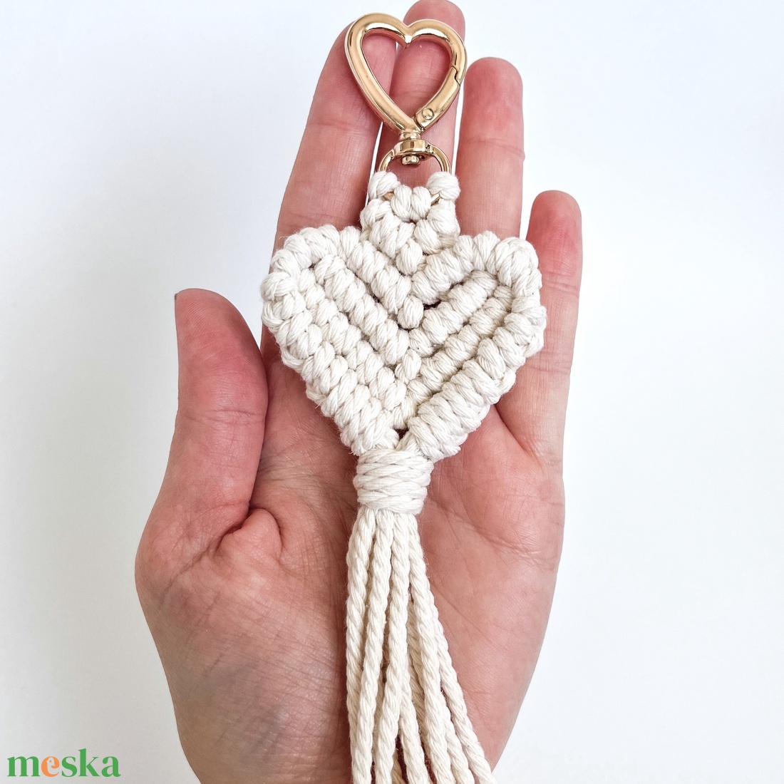 Natúr-arany makramé szív kulcstartó, egyedi képeslappal - táska & tok - kulcstartó & táskadísz - kulcstartó - Meska.hu