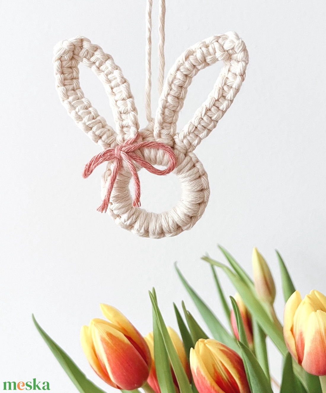 Húsvéti makramé nyuszi dísz, masnival - színes, felakasztható tavaszi dekoráció - otthon & életmód - dekoráció - fali és függő dekoráció - függődísz - Meska.hu