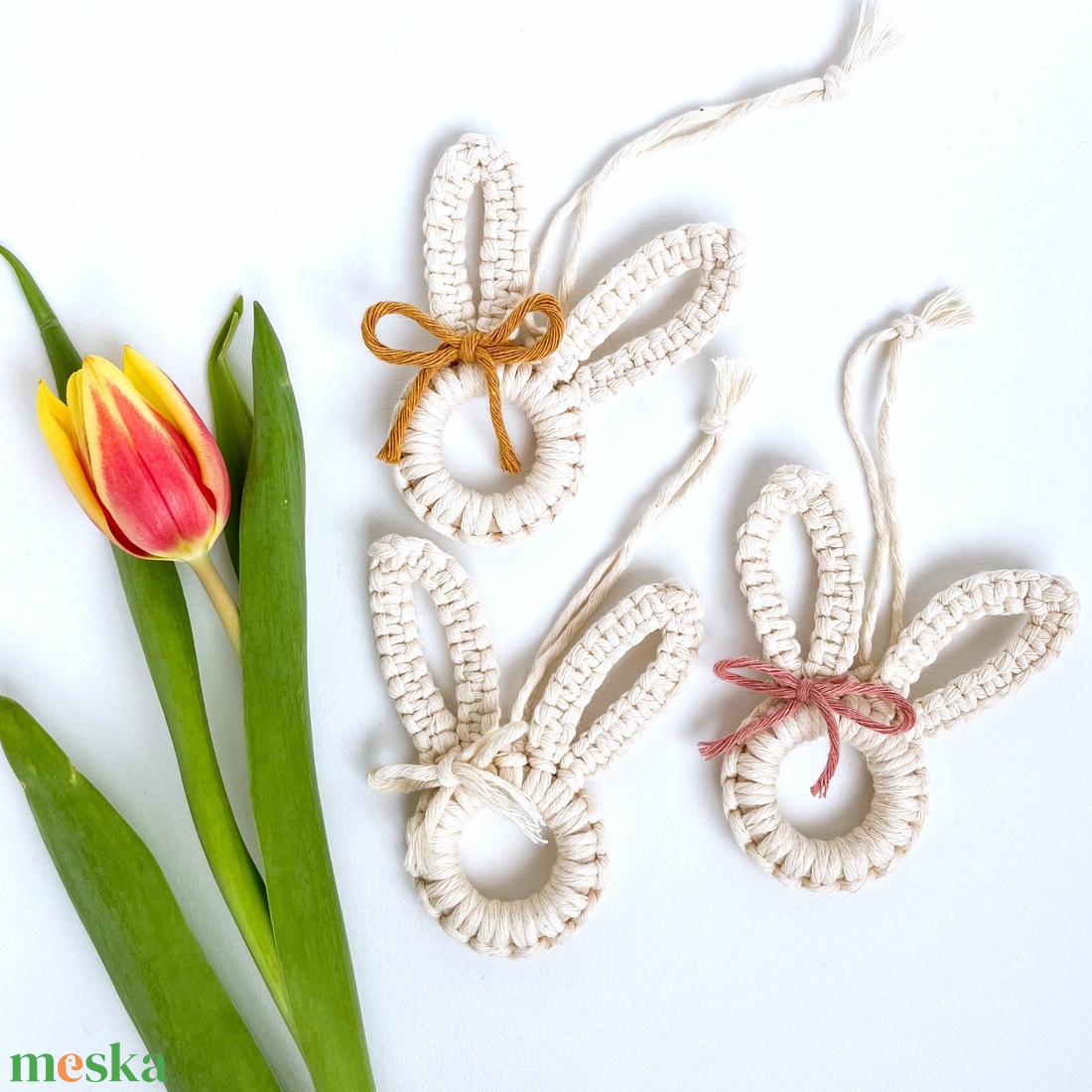 Húsvéti makramé nyuszi dísz, masnival - színes, felakasztható tavaszi dekoráció - otthon & életmód - dekoráció - fali és függő dekoráció - függődísz - Meska.hu