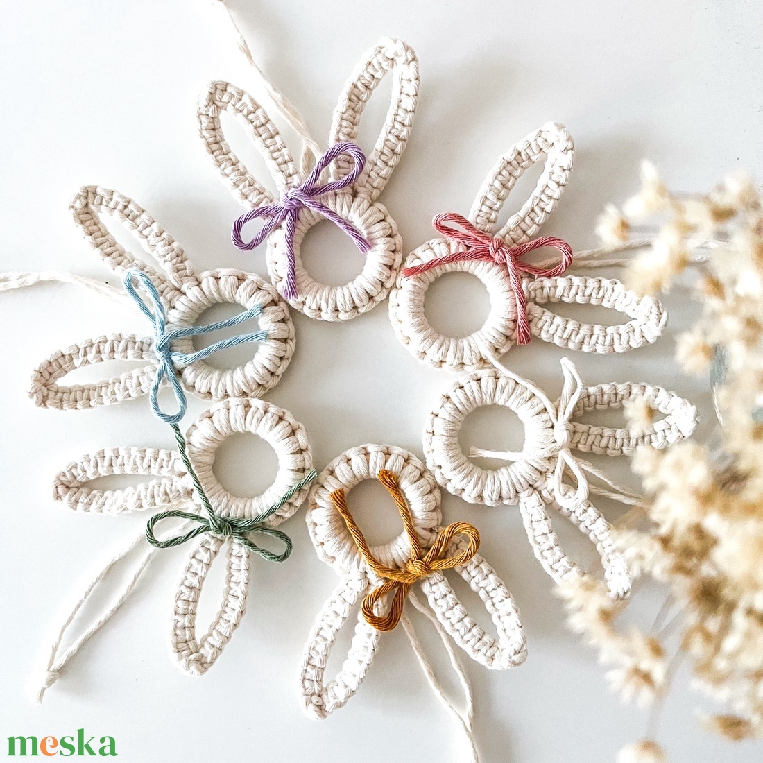 Húsvéti makramé nyuszi dísz, masnival - színes, felakasztható tavaszi dekoráció - otthon & életmód - dekoráció - fali és függő dekoráció - függődísz - Meska.hu