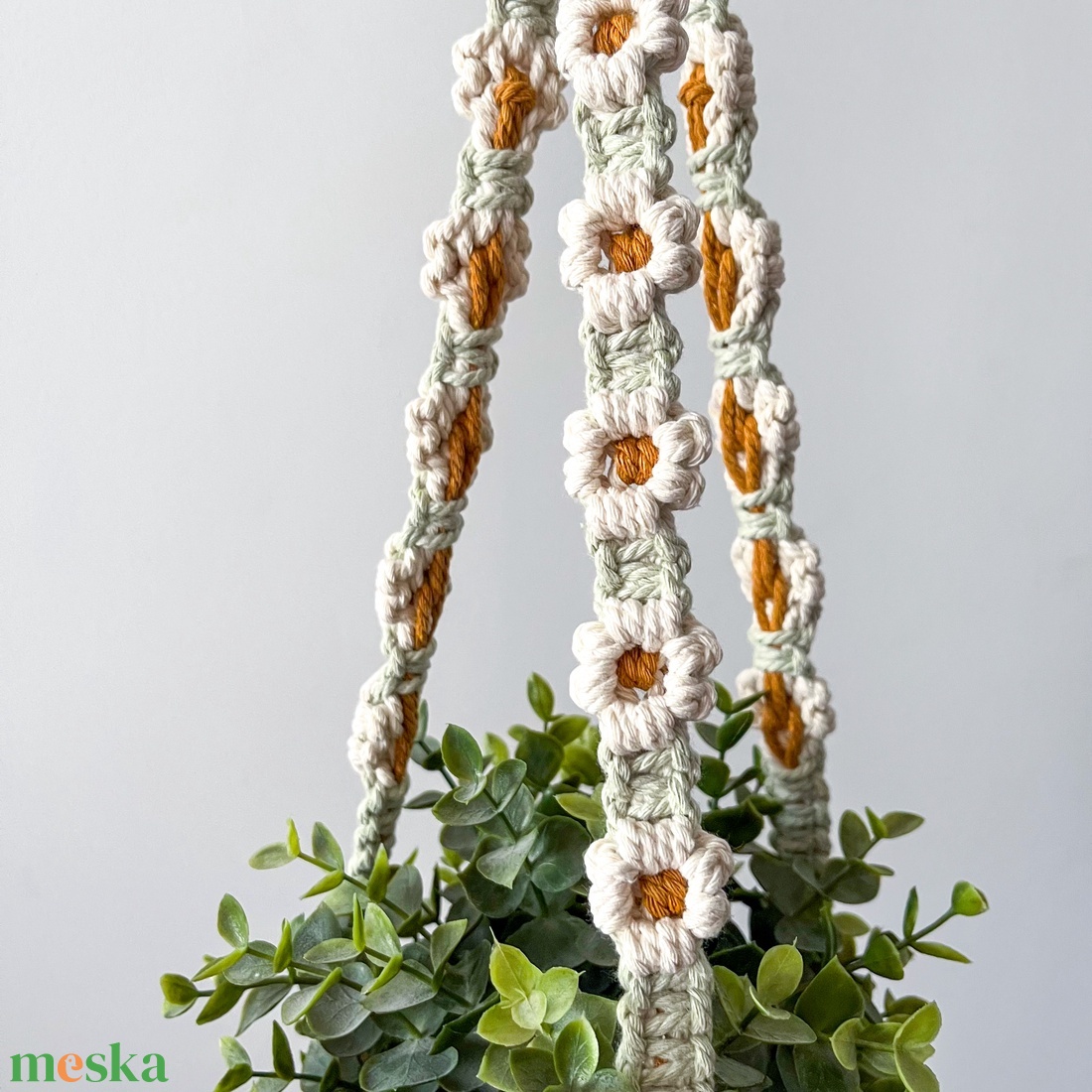 Virág mintás makramé virágtartó, lógatható kaspótartó szobanövényeknek - fehér, sárga virágokkal díszítve - otthon & életmód - virágdekoráció - virágtartó - függő virágtartó - Meska.hu