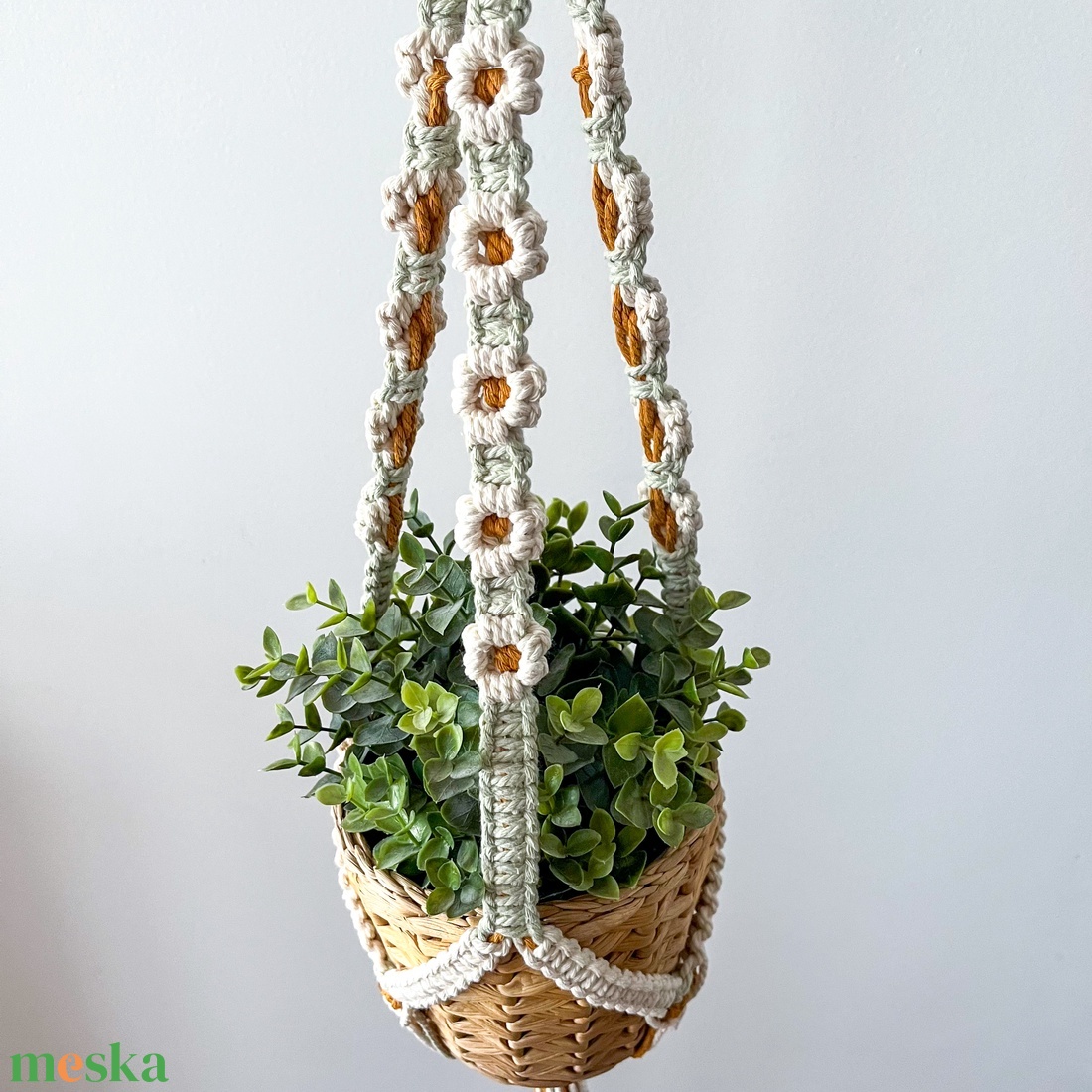 Virág mintás makramé virágtartó, lógatható kaspótartó szobanövényeknek - fehér, sárga virágokkal díszítve - otthon & életmód - virágdekoráció - virágtartó - függő virágtartó - Meska.hu