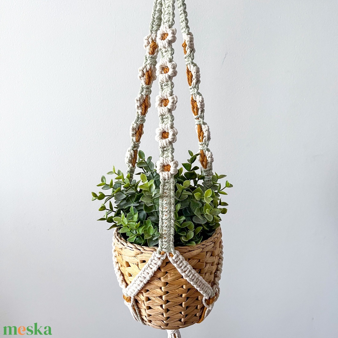 Virág mintás makramé virágtartó, lógatható kaspótartó szobanövényeknek - fehér, sárga virágokkal díszítve - otthon & életmód - virágdekoráció - virágtartó - függő virágtartó - Meska.hu
