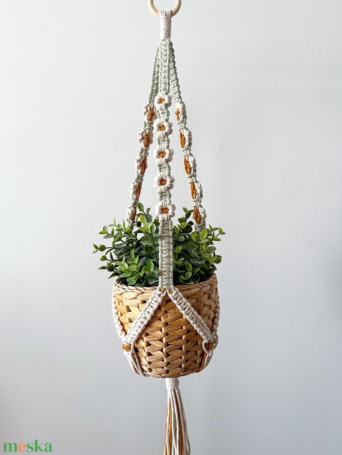 Virág mintás makramé virágtartó, lógatható kaspótartó szobanövényeknek - fehér, sárga virágokkal díszítve - otthon & életmód - virágdekoráció - virágtartó - függő virágtartó - Meska.hu