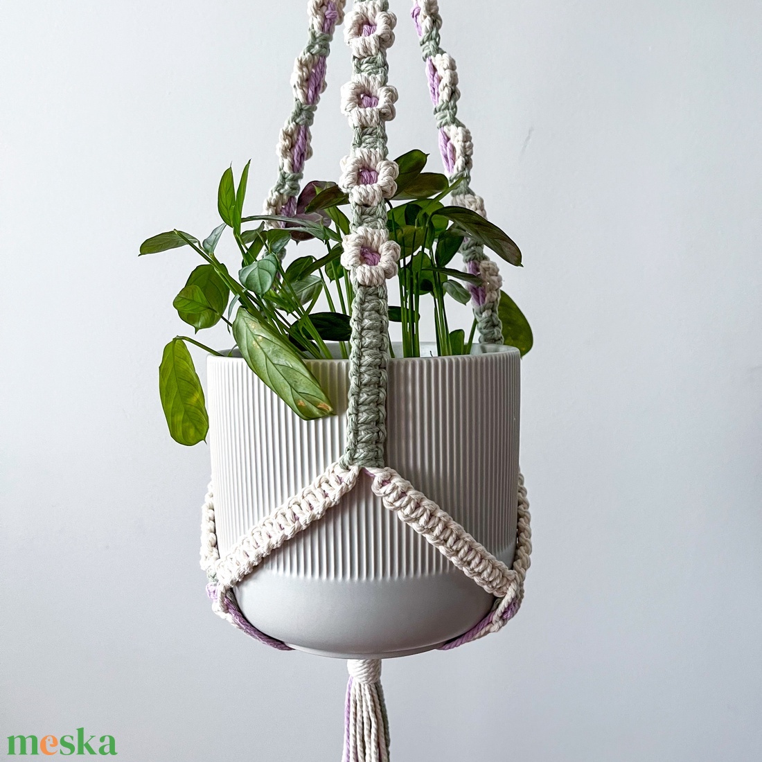 Virág mintás makramé virágtartó, lógatható kaspótartó szobanövényeknek - fehér, lila virágokkal díszítve - otthon & életmód - virágdekoráció - virágtartó - függő virágtartó - Meska.hu