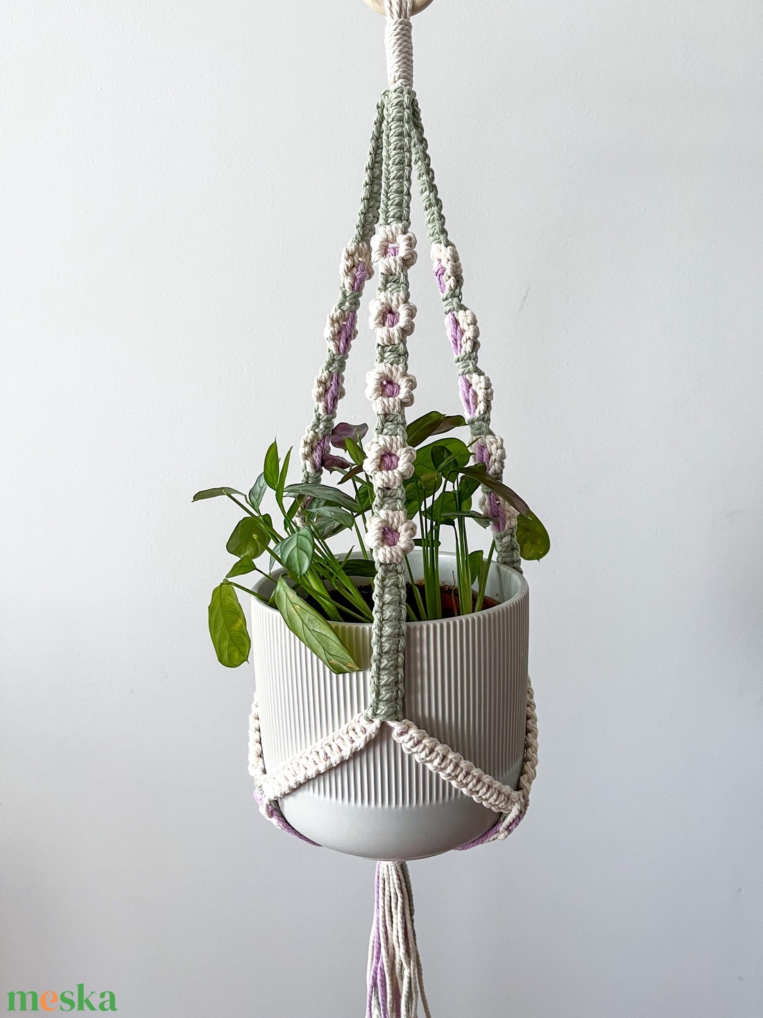 Virág mintás makramé virágtartó, lógatható kaspótartó szobanövényeknek - fehér, lila virágokkal díszítve - otthon & életmód - virágdekoráció - virágtartó - függő virágtartó - Meska.hu