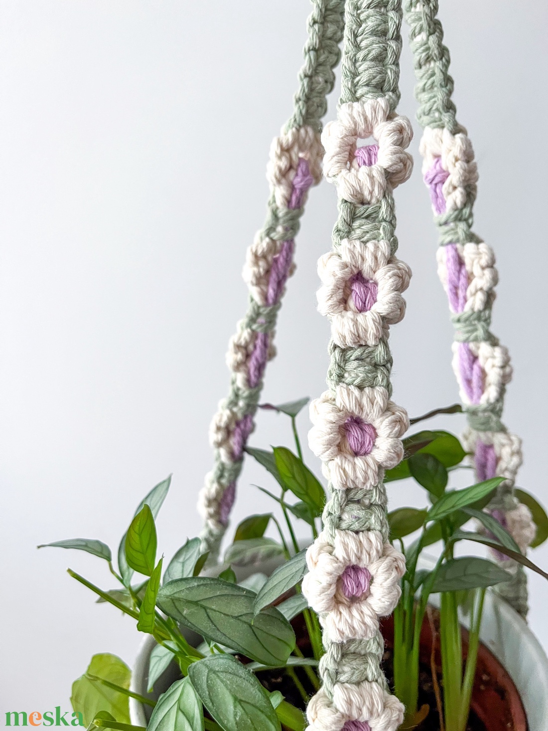 Virág mintás makramé virágtartó, lógatható kaspótartó szobanövényeknek - fehér, lila virágokkal díszítve - otthon & életmód - virágdekoráció - virágtartó - függő virágtartó - Meska.hu