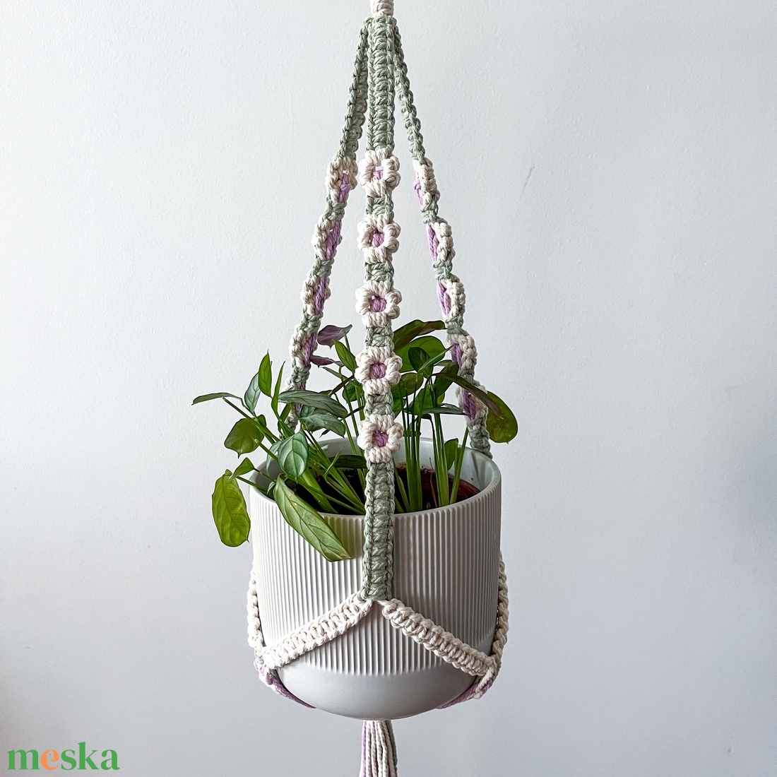Virág mintás makramé virágtartó, lógatható kaspótartó szobanövényeknek - fehér, lila virágokkal díszítve - otthon & életmód - virágdekoráció - virágtartó - függő virágtartó - Meska.hu