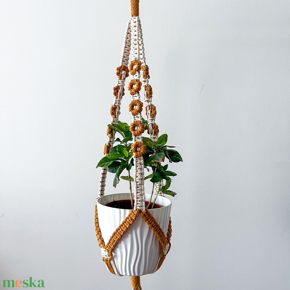 Virág mintás makramé virágtartó, lógatható kaspótartó szobanövényeknek - sárga, fehér virágokkal díszítve - otthon & életmód - virágdekoráció - virágtartó - függő virágtartó - Meska.hu