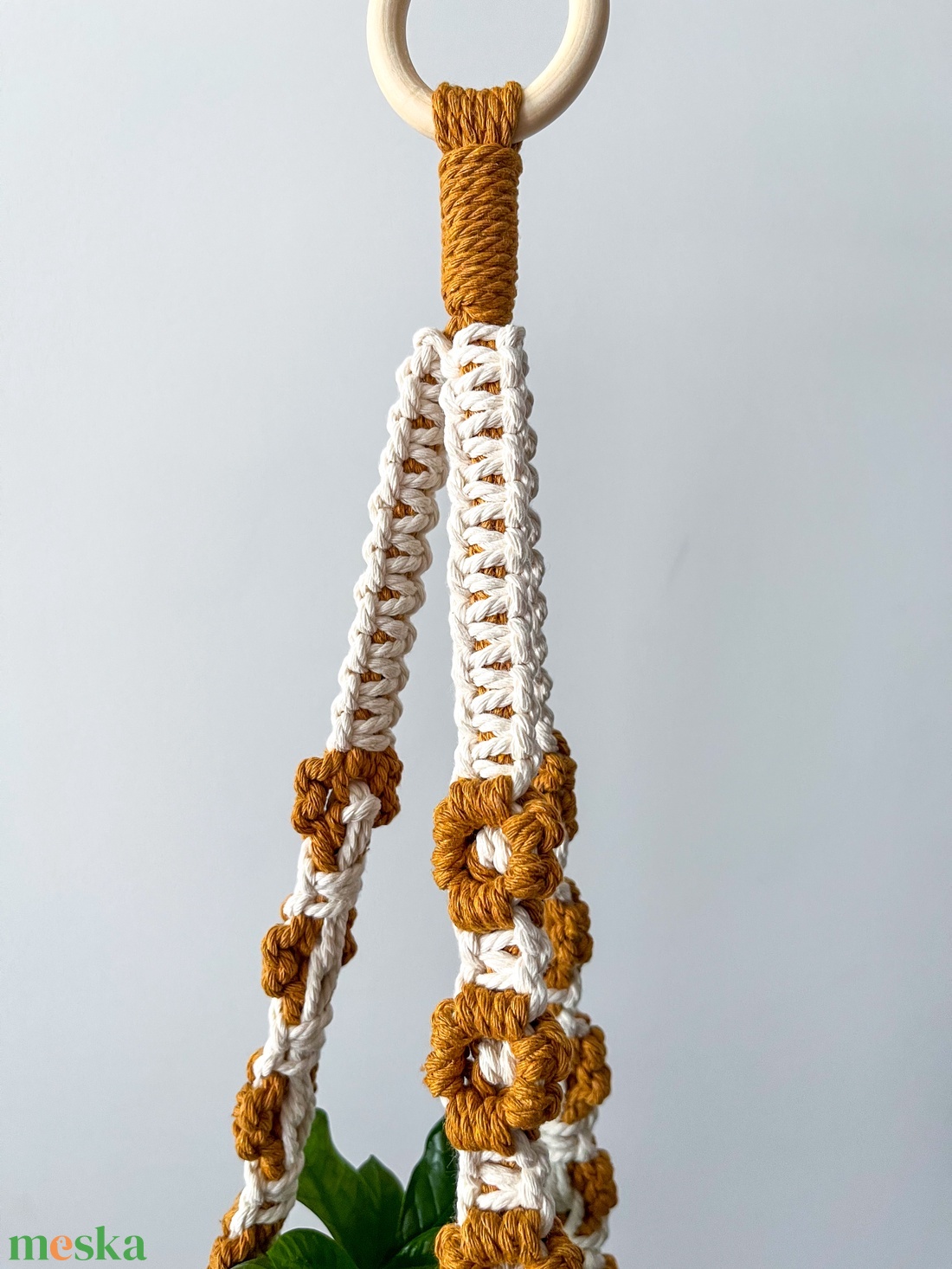 Virág mintás makramé virágtartó, lógatható kaspótartó szobanövényeknek - sárga, fehér virágokkal díszítve - otthon & életmód - virágdekoráció - virágtartó - függő virágtartó - Meska.hu