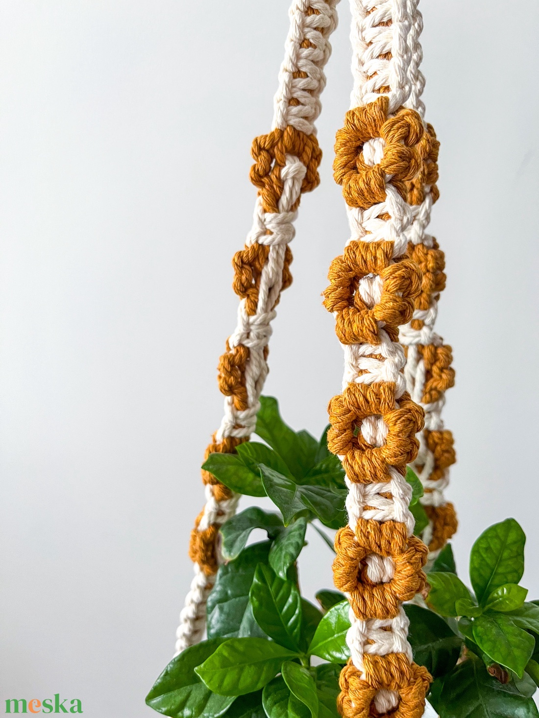 Virág mintás makramé virágtartó, lógatható kaspótartó szobanövényeknek - sárga, fehér virágokkal díszítve - otthon & életmód - virágdekoráció - virágtartó - függő virágtartó - Meska.hu