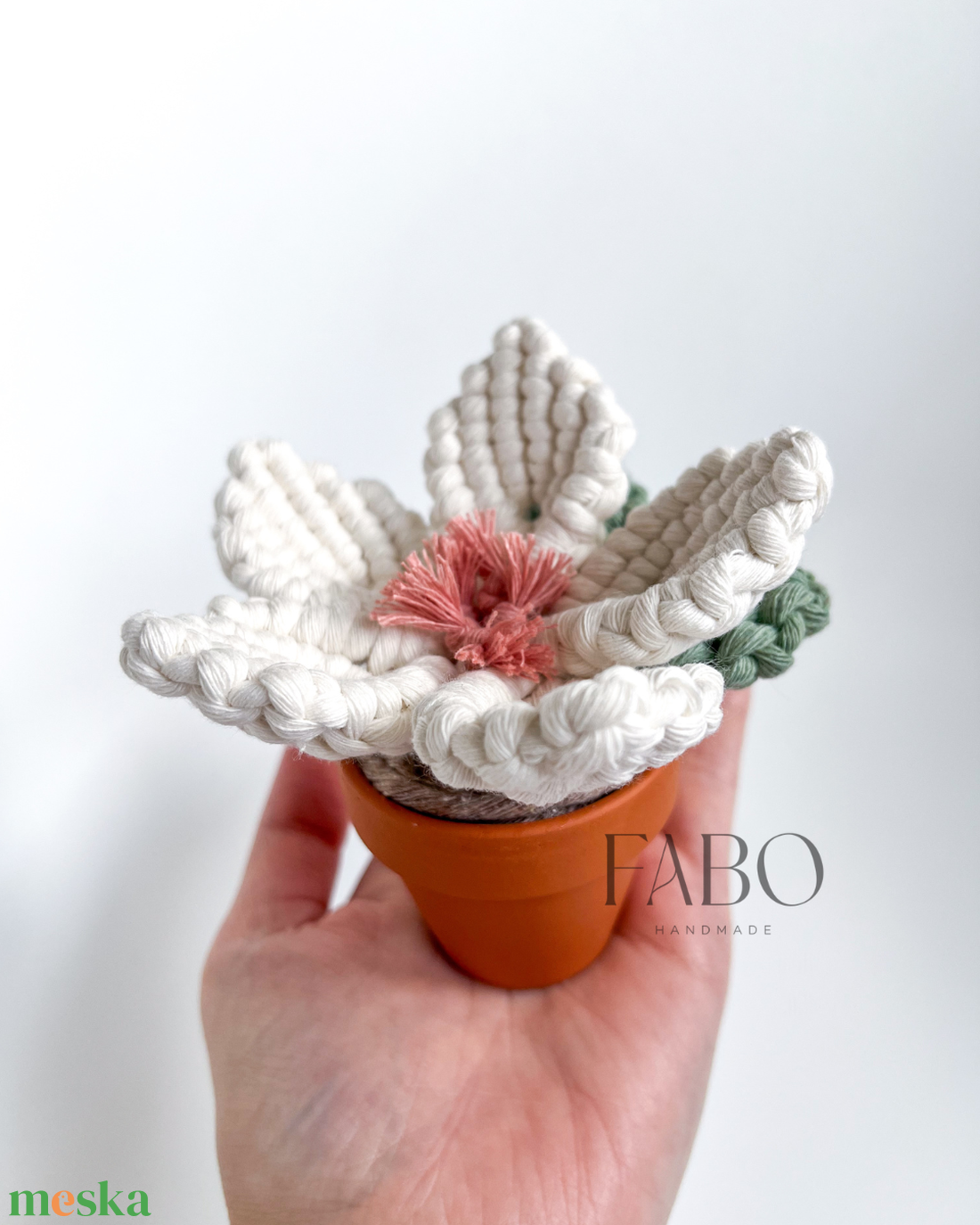 Fehér-rózsaszín makramé virág dísz igazi agyagcserépben - otthon & életmód - virágdekoráció - virágdíszek - asztali virágdísz - Meska.hu