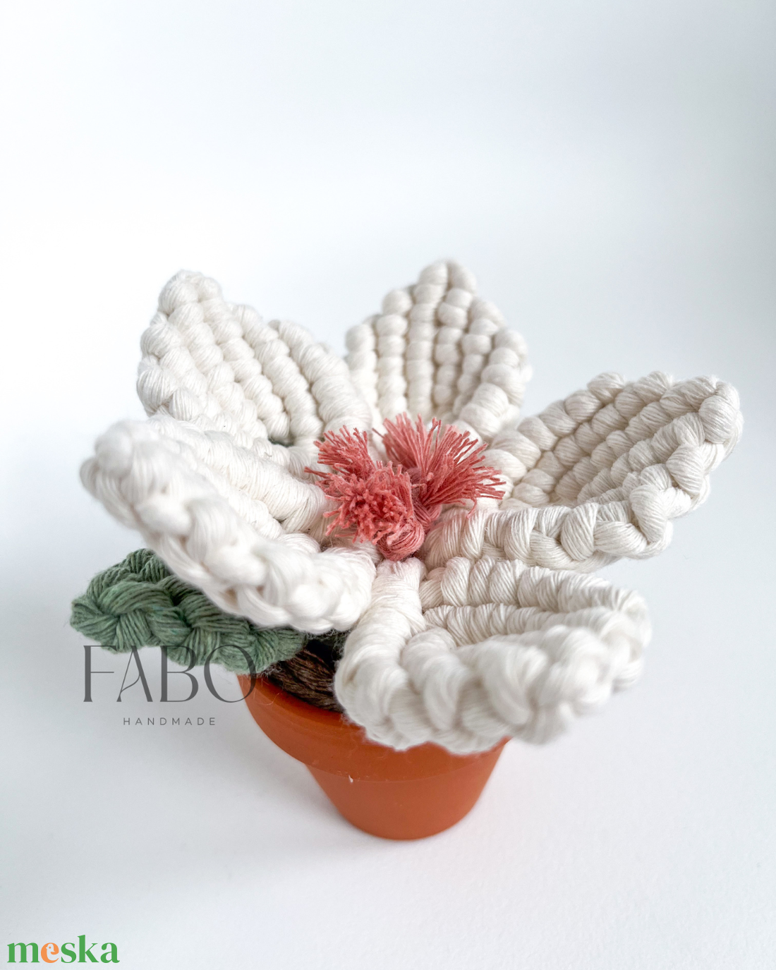 Fehér-rózsaszín makramé virág dísz igazi agyagcserépben - otthon & életmód - virágdekoráció - virágdíszek - asztali virágdísz - Meska.hu
