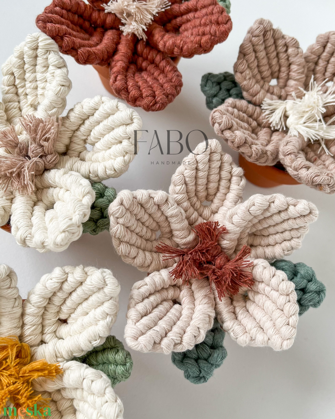 Fehér-rózsaszín makramé virág dísz igazi agyagcserépben - otthon & életmód - virágdekoráció - virágdíszek - asztali virágdísz - Meska.hu